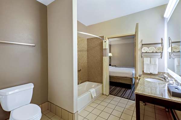  - La Quinta Inn & Suites Deer Park