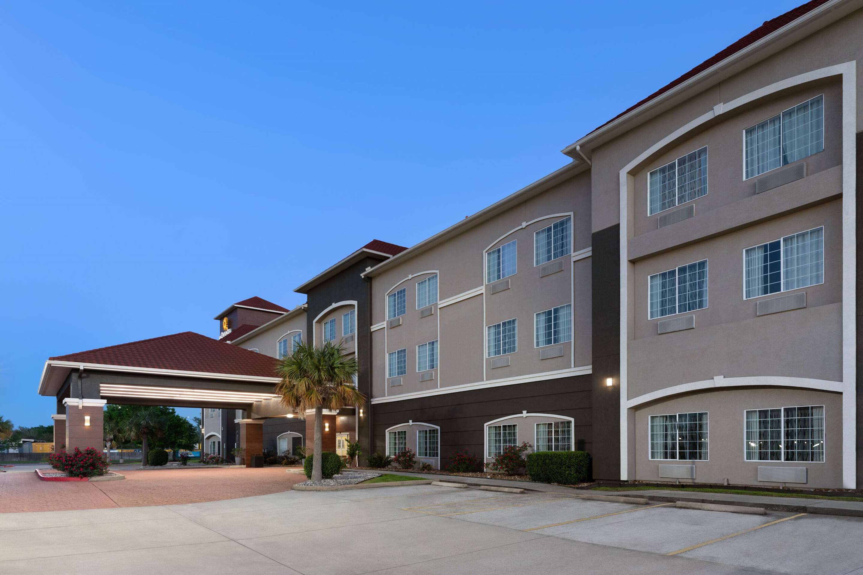 Exterior | La Quinta Inn & Suites by Wyndham Deer Park