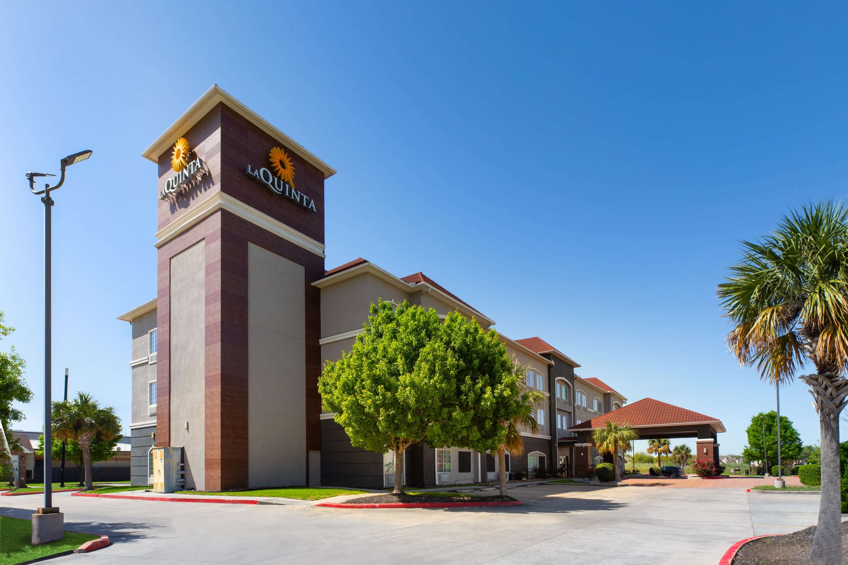 Exterior | La Quinta Inn & Suites by Wyndham Deer Park