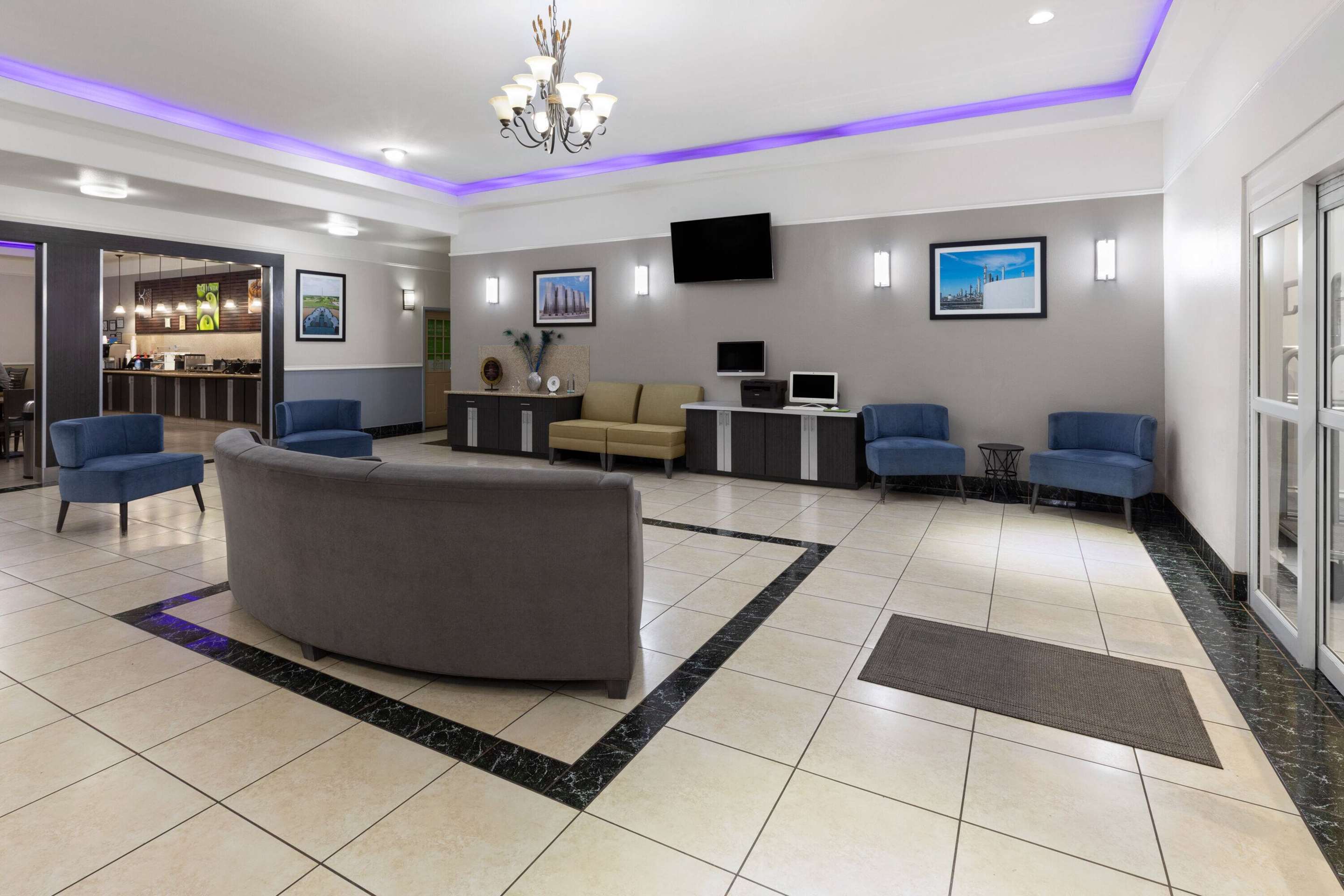 Lobby | La Quinta Inn & Suites by Wyndham Deer Park