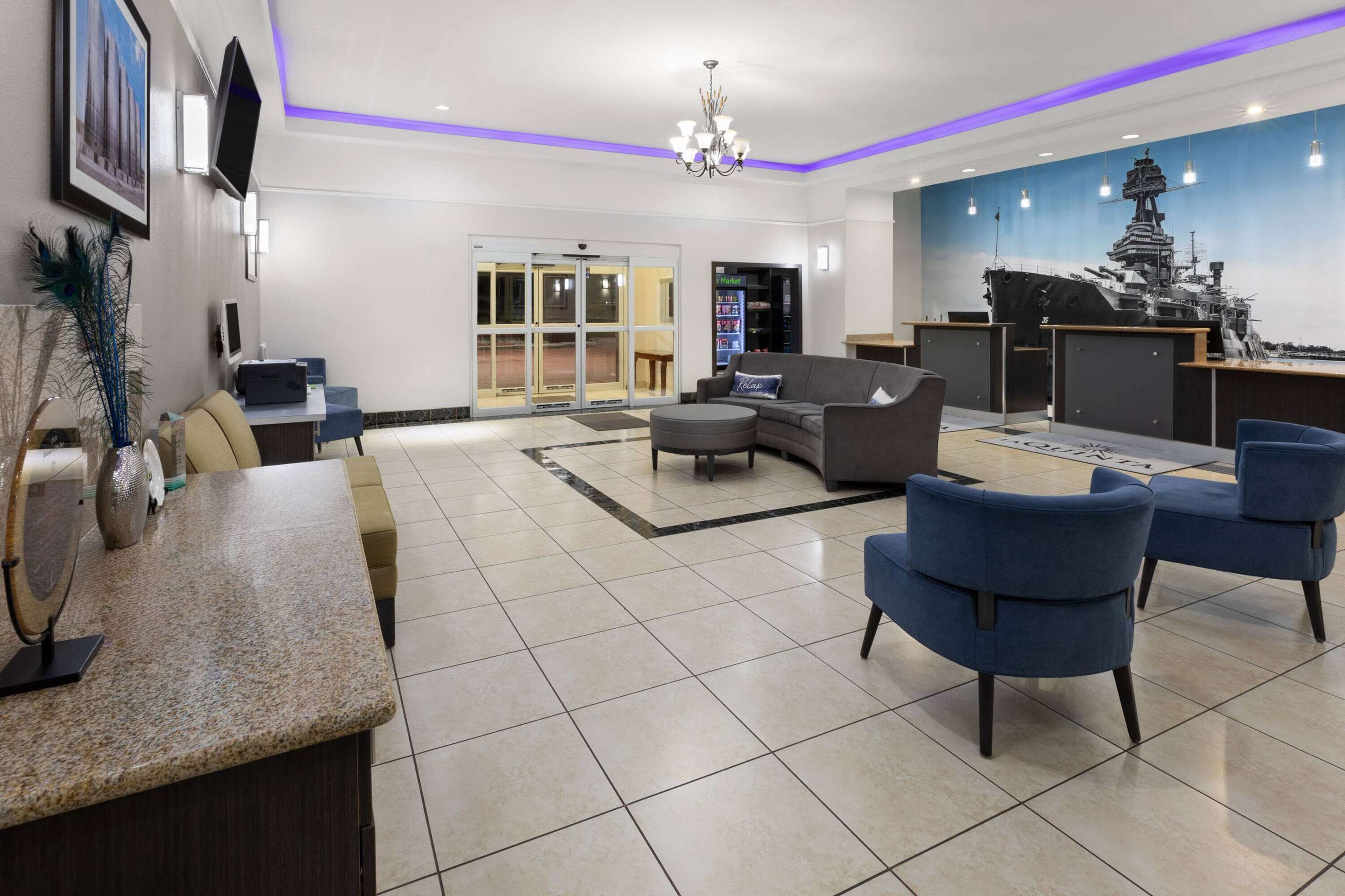 Lobby | La Quinta Inn & Suites by Wyndham Deer Park
