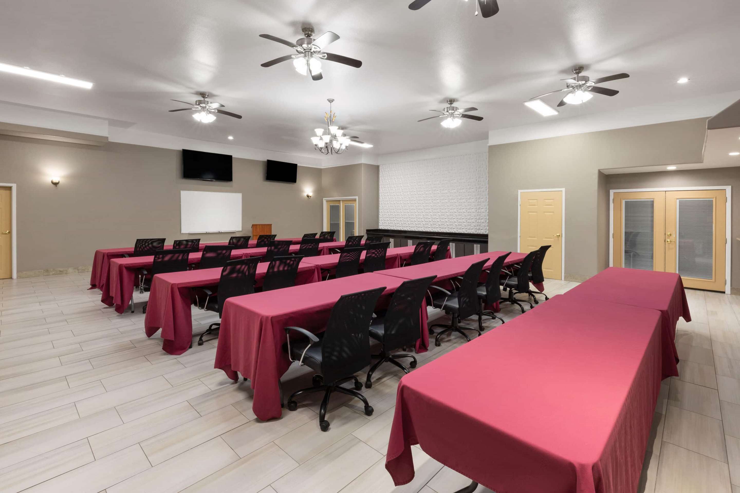 Meeting Room | La Quinta Inn & Suites by Wyndham Deer Park