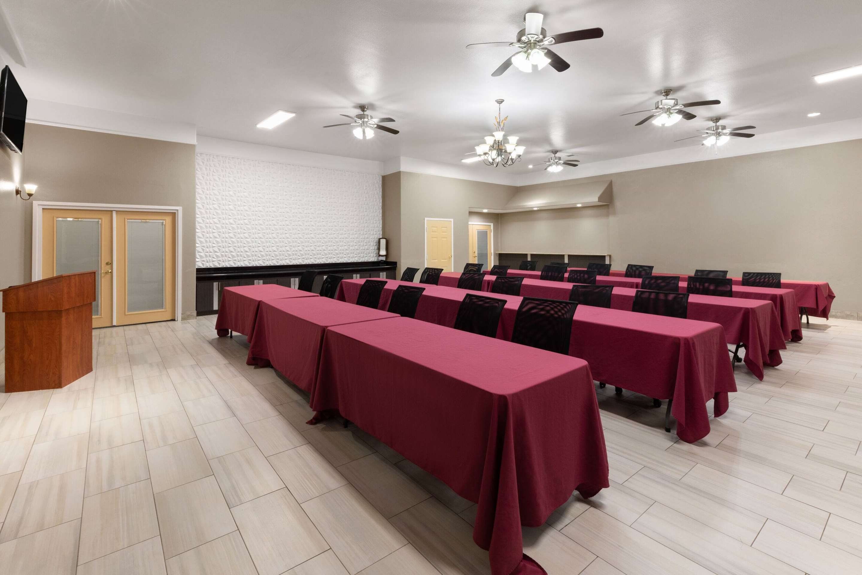Meeting Room | La Quinta Inn & Suites by Wyndham Deer Park