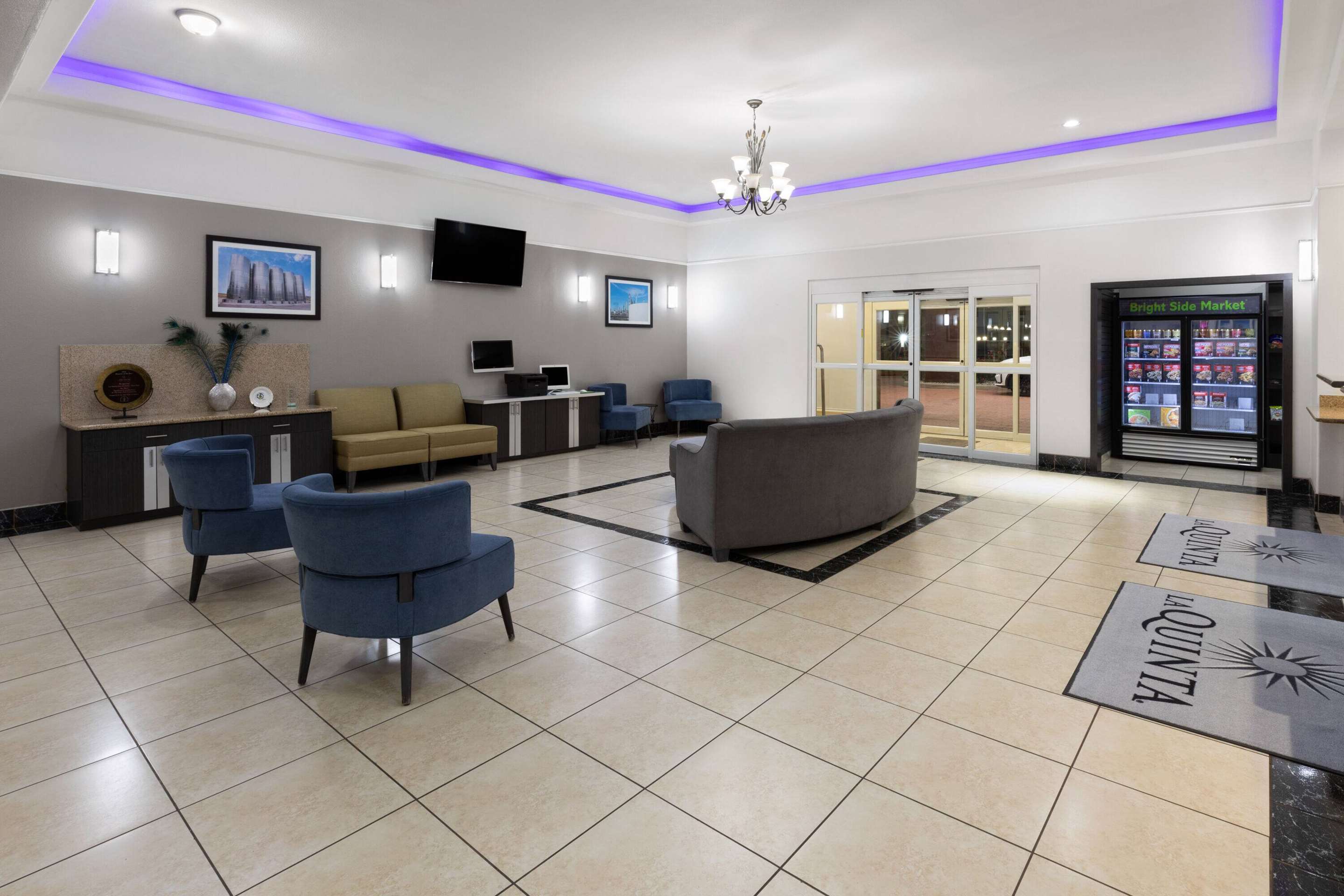 Lobby | La Quinta Inn & Suites by Wyndham Deer Park