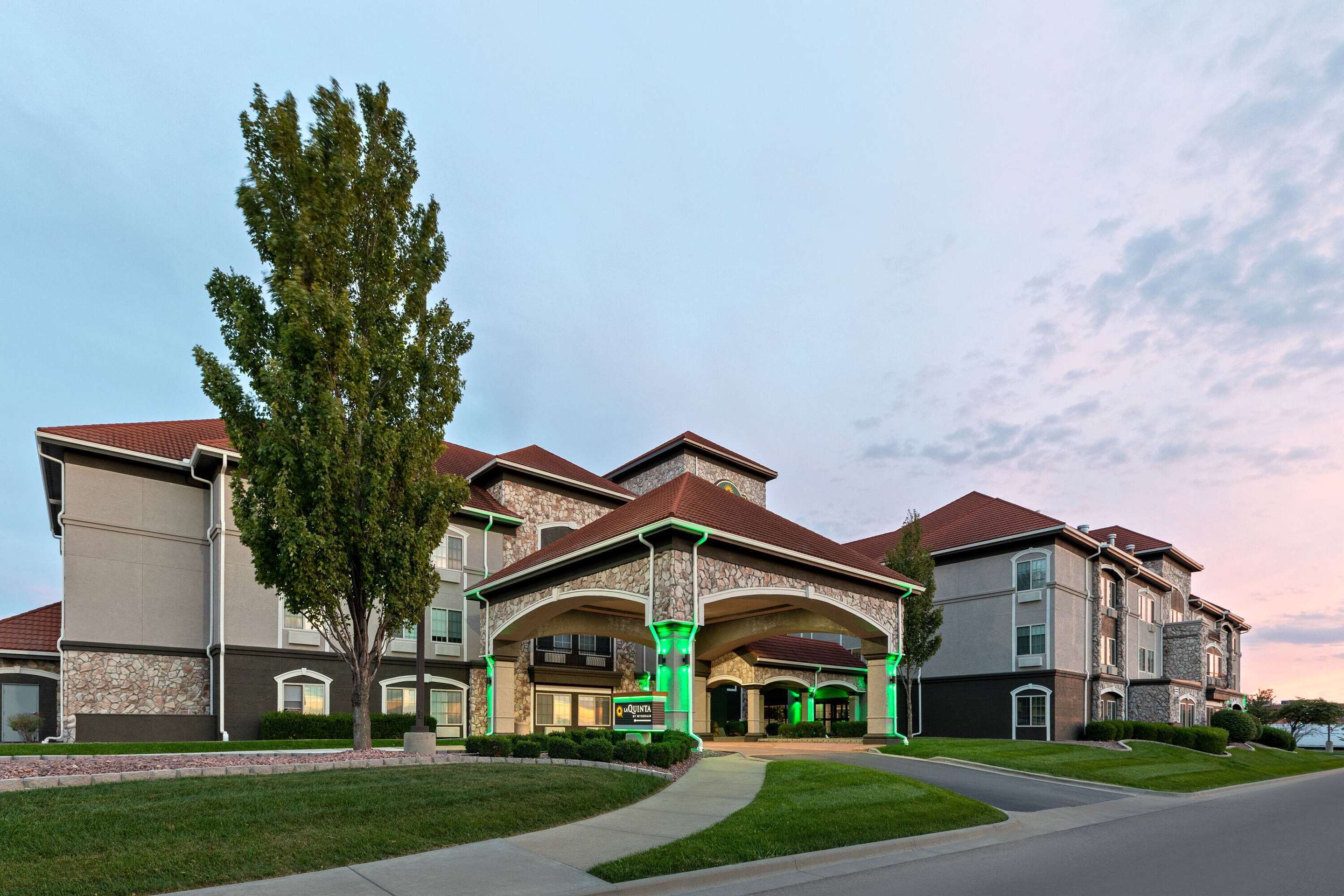 Exterior | La Quinta Inn & Suites by Wyndham Olathe
