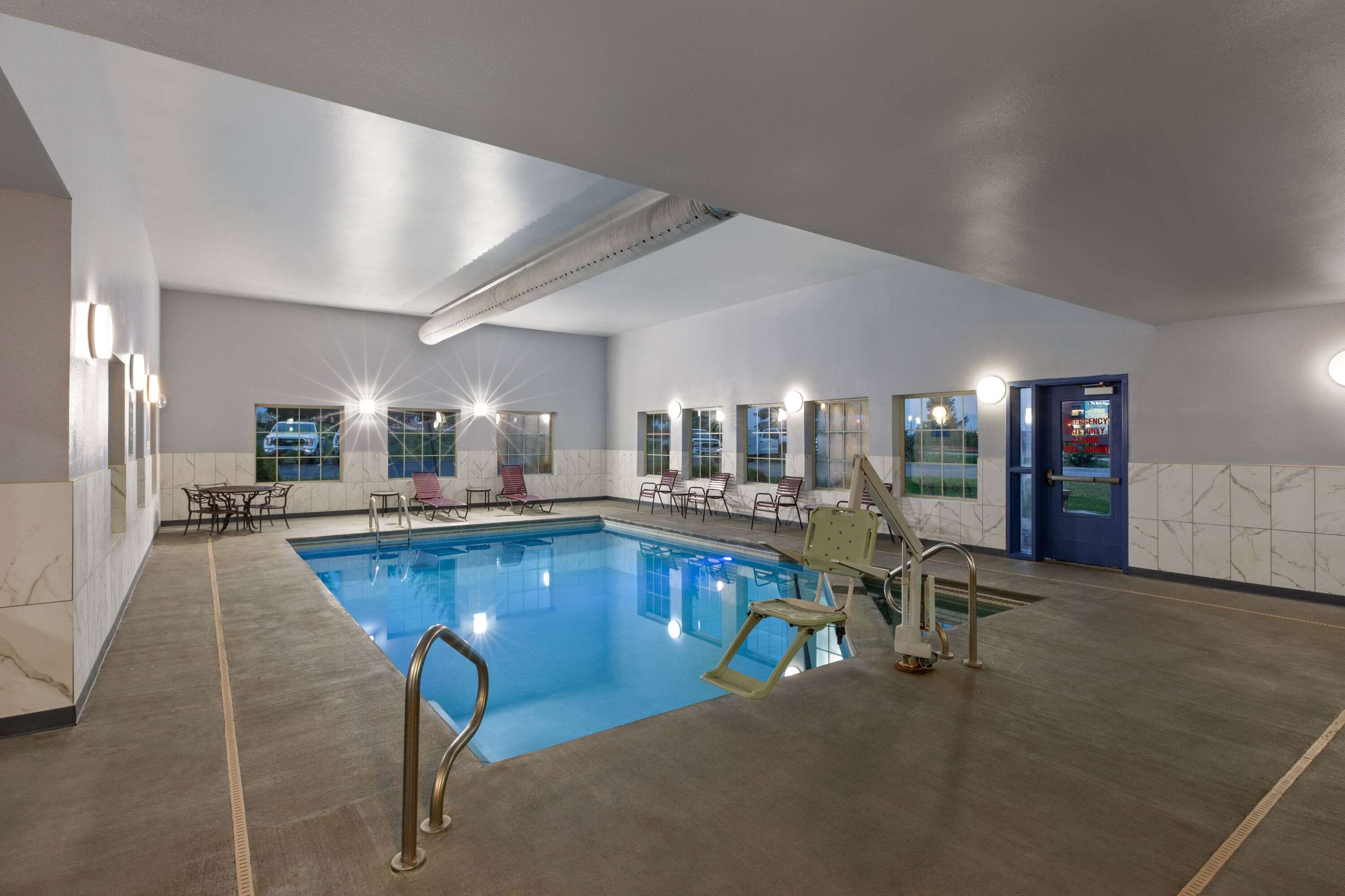 Pool | La Quinta Inn & Suites by Wyndham Olathe