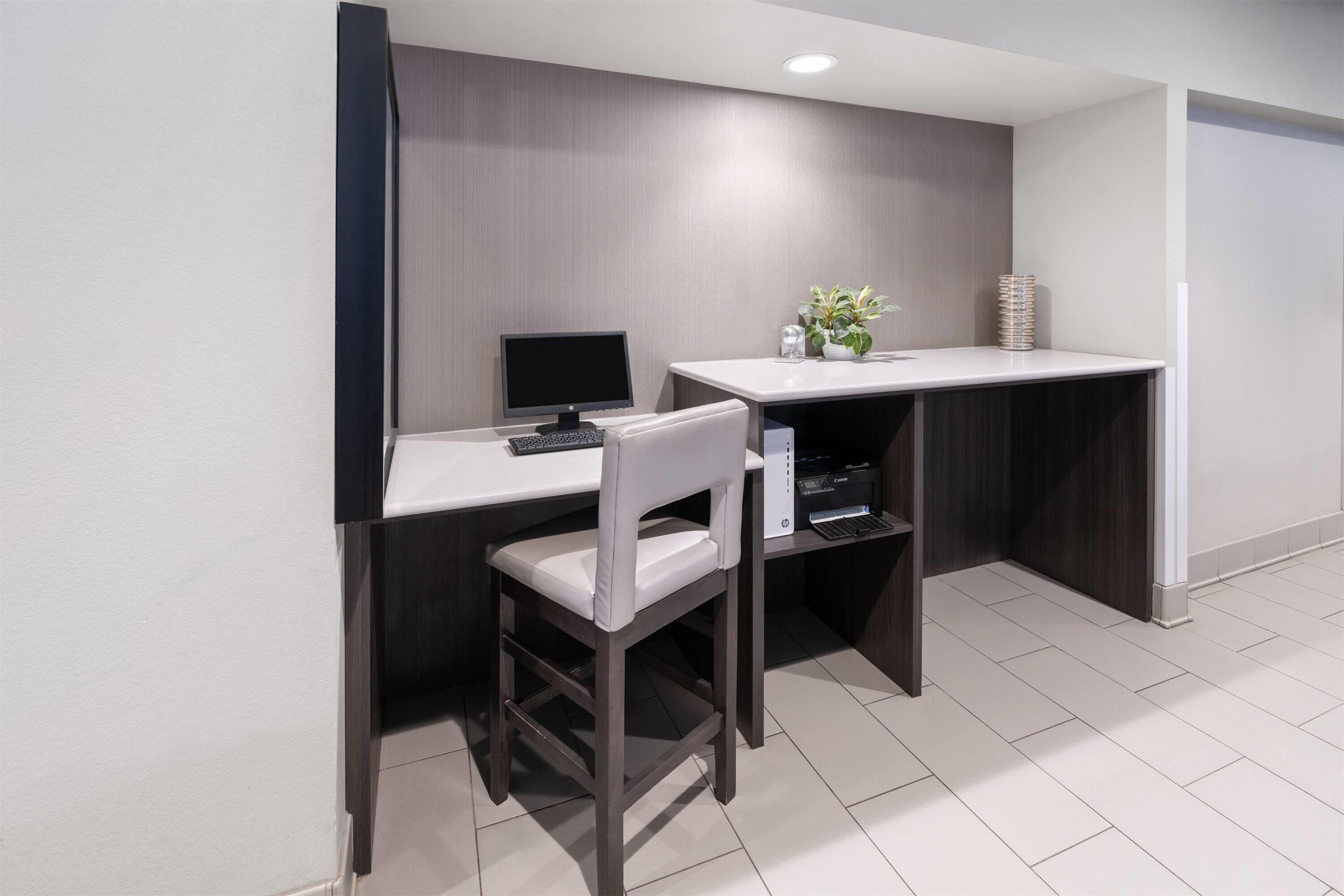 Business Center | La Quinta Inn by Wyndham Fort Collins
