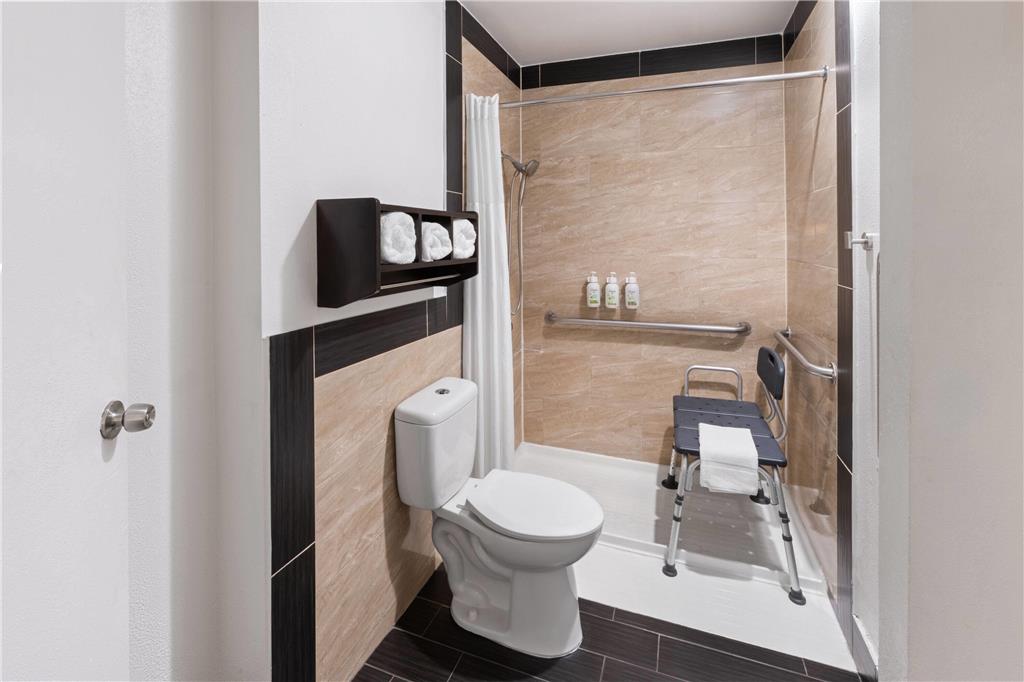 LA QUINTA INN FORT COLLINS-guestroom-Guest Room,Bathroom,Shower,Accessibility,On-Site.jpg
