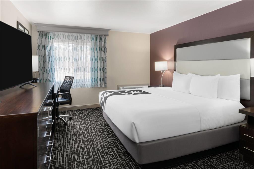LA QUINTA INN FORT COLLINS-guestroom-Guest Room,On-Site.jpg