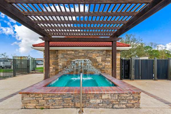 Pool - La Quinta Inn & Suites Bridge City