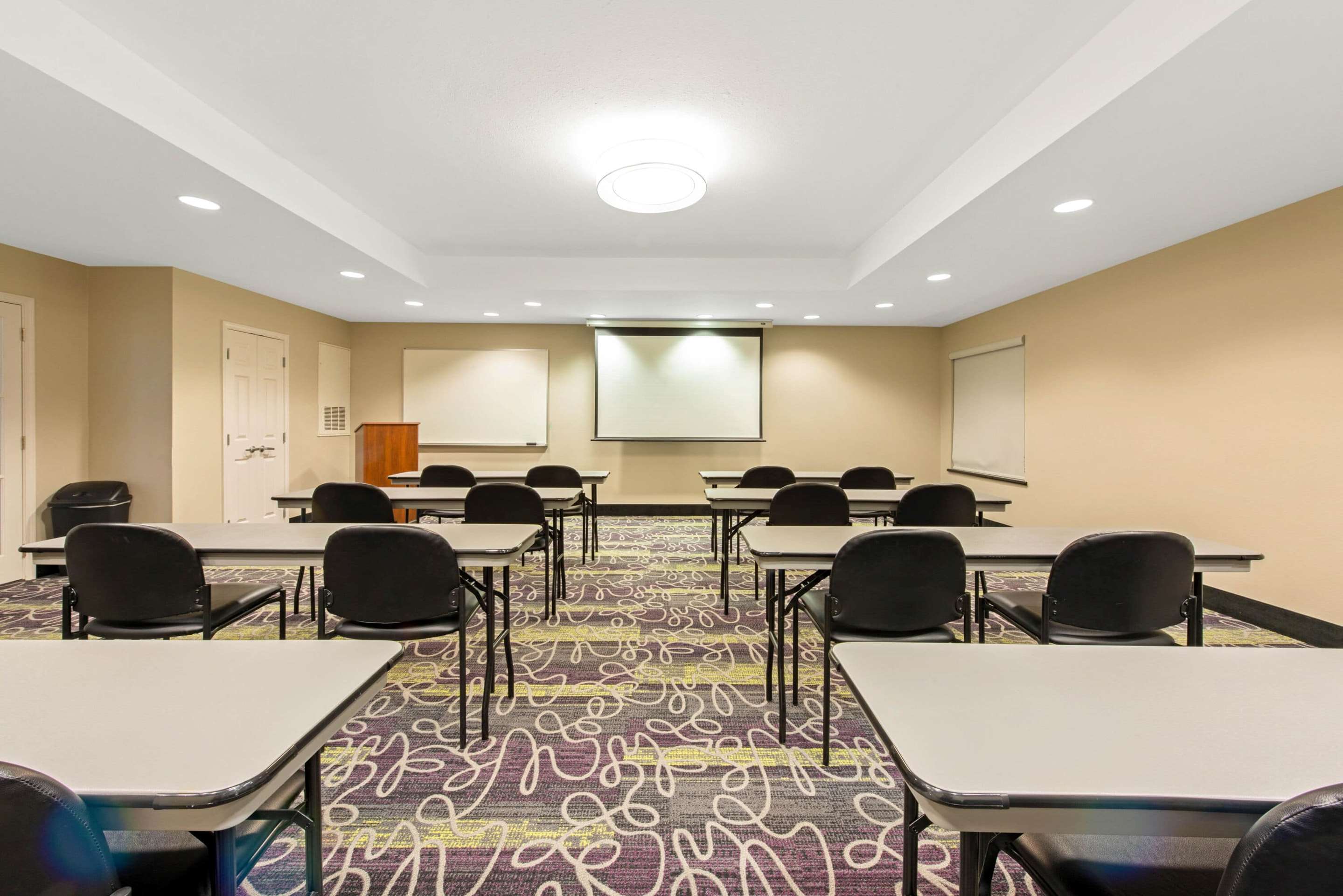Meeting Room | La Quinta Inn & Suites by Wyndham Bridge City