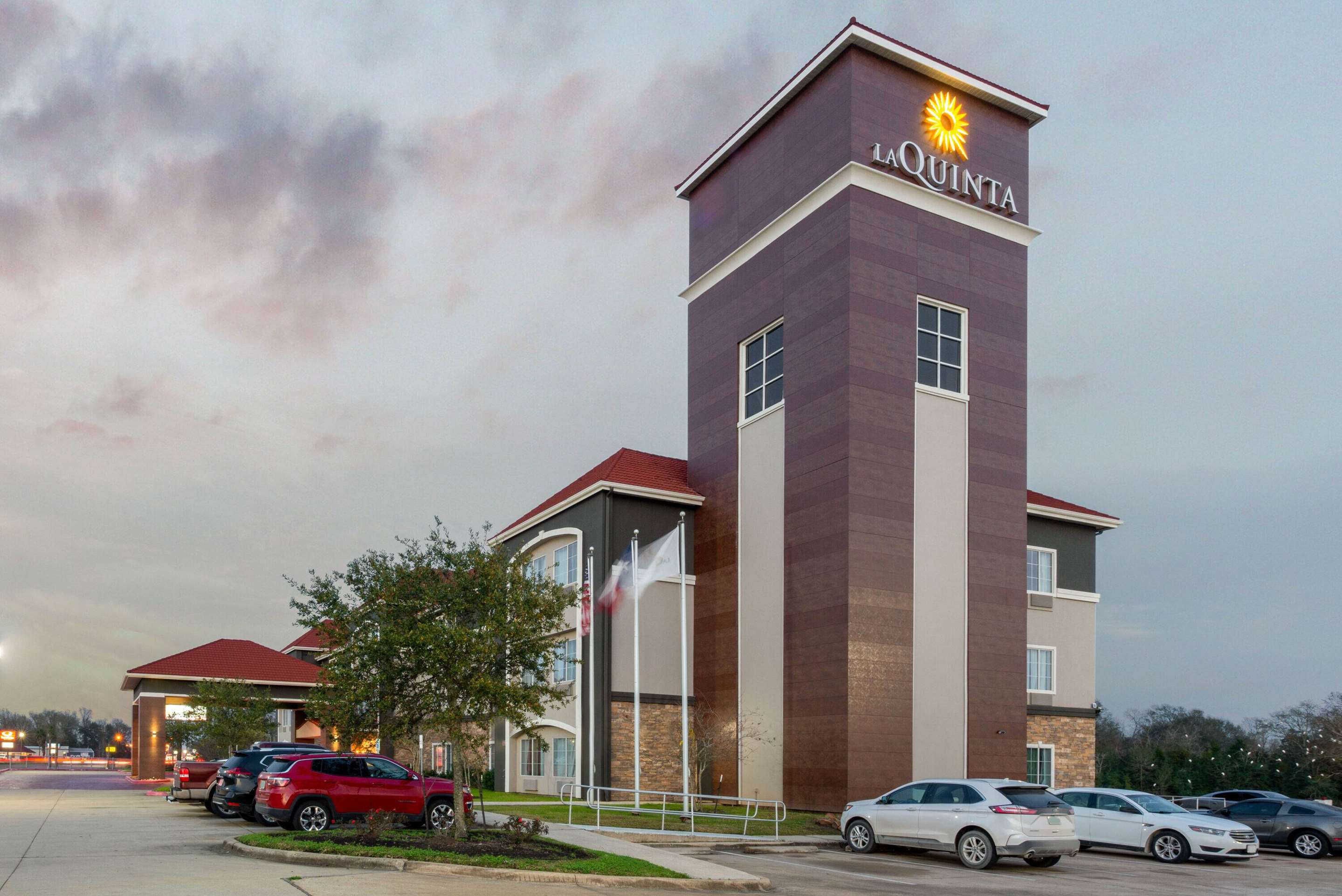 Exterior | La Quinta Inn & Suites by Wyndham Bridge City