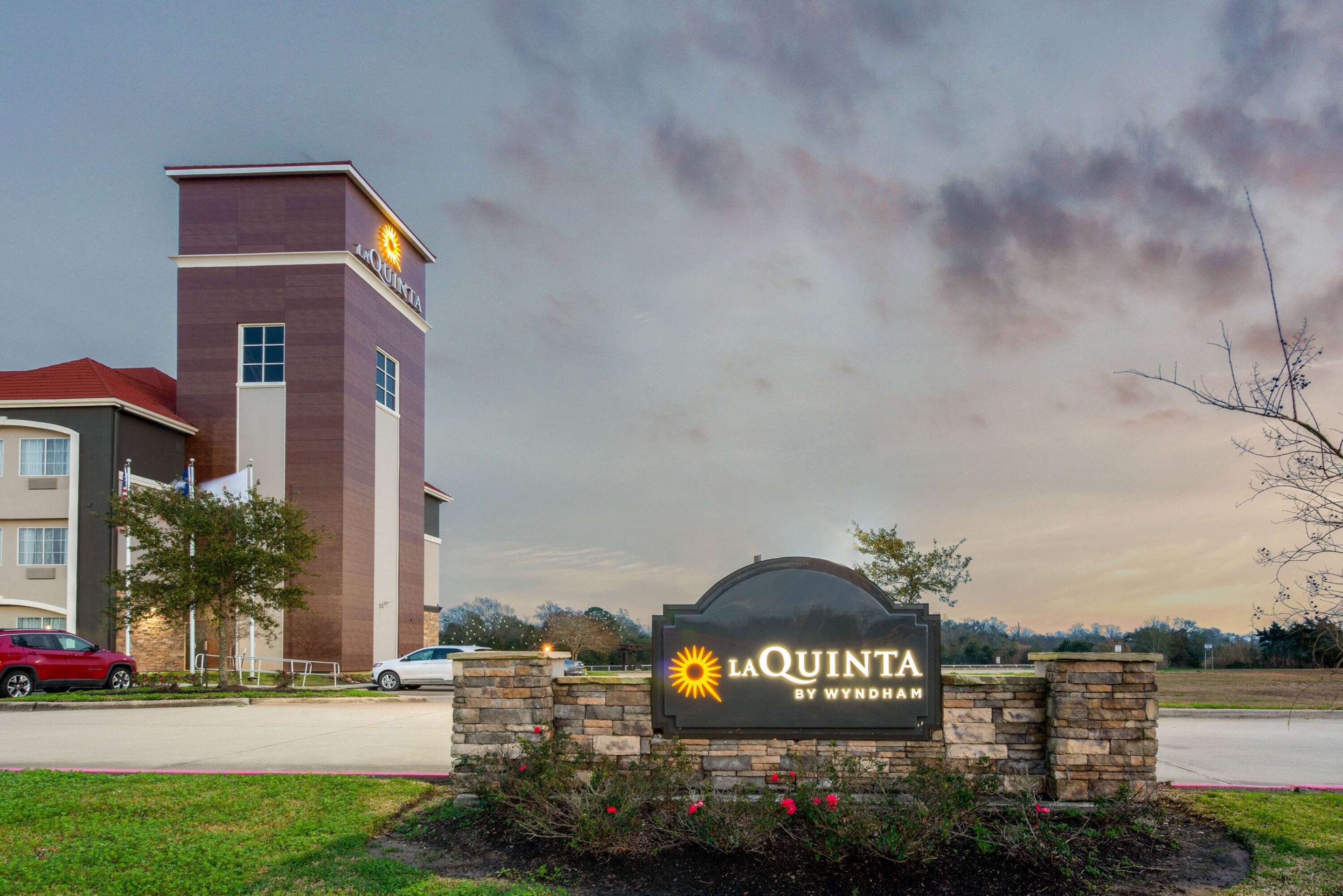 Exterior | La Quinta Inn & Suites by Wyndham Bridge City