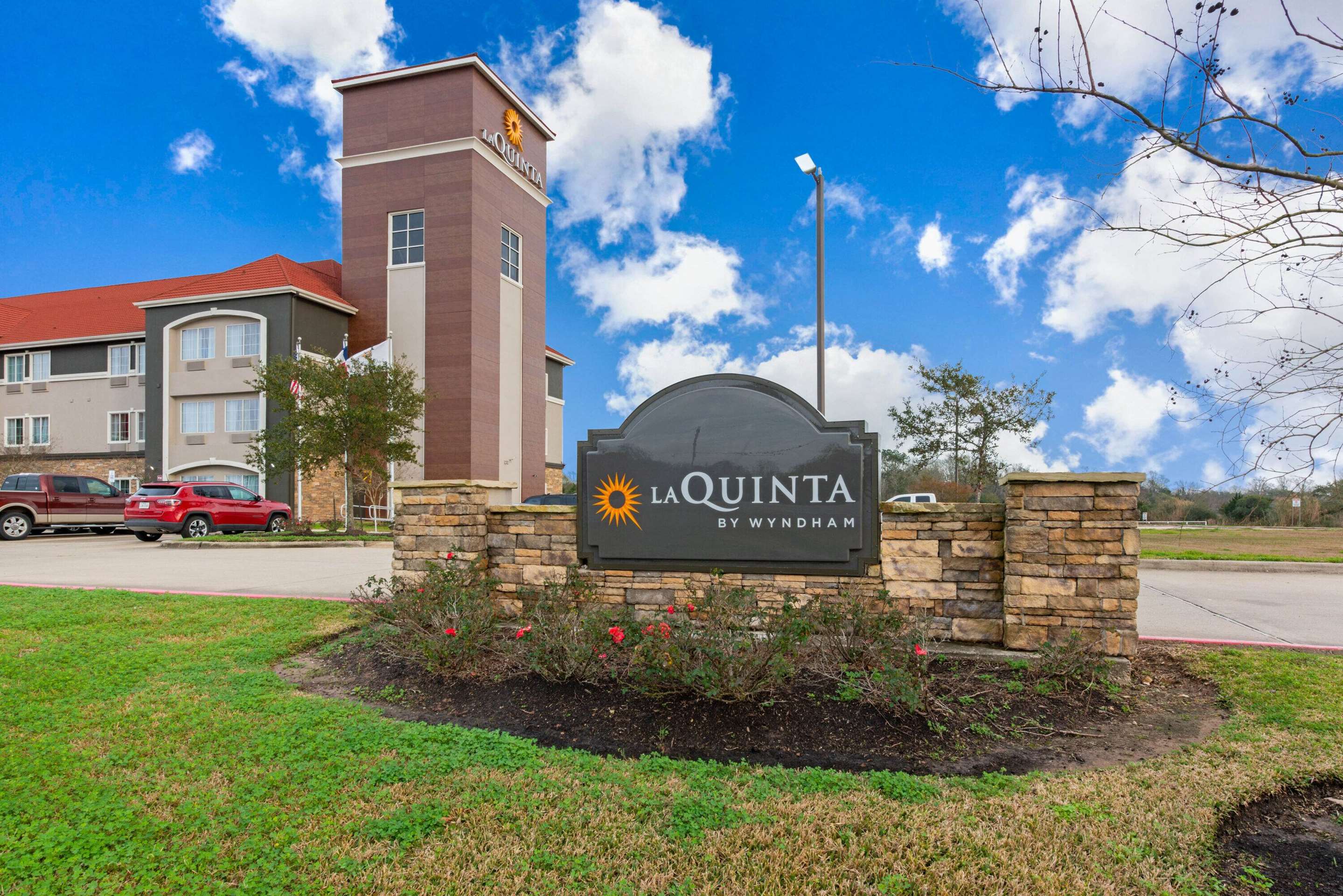 Exterior | La Quinta Inn & Suites by Wyndham Bridge City