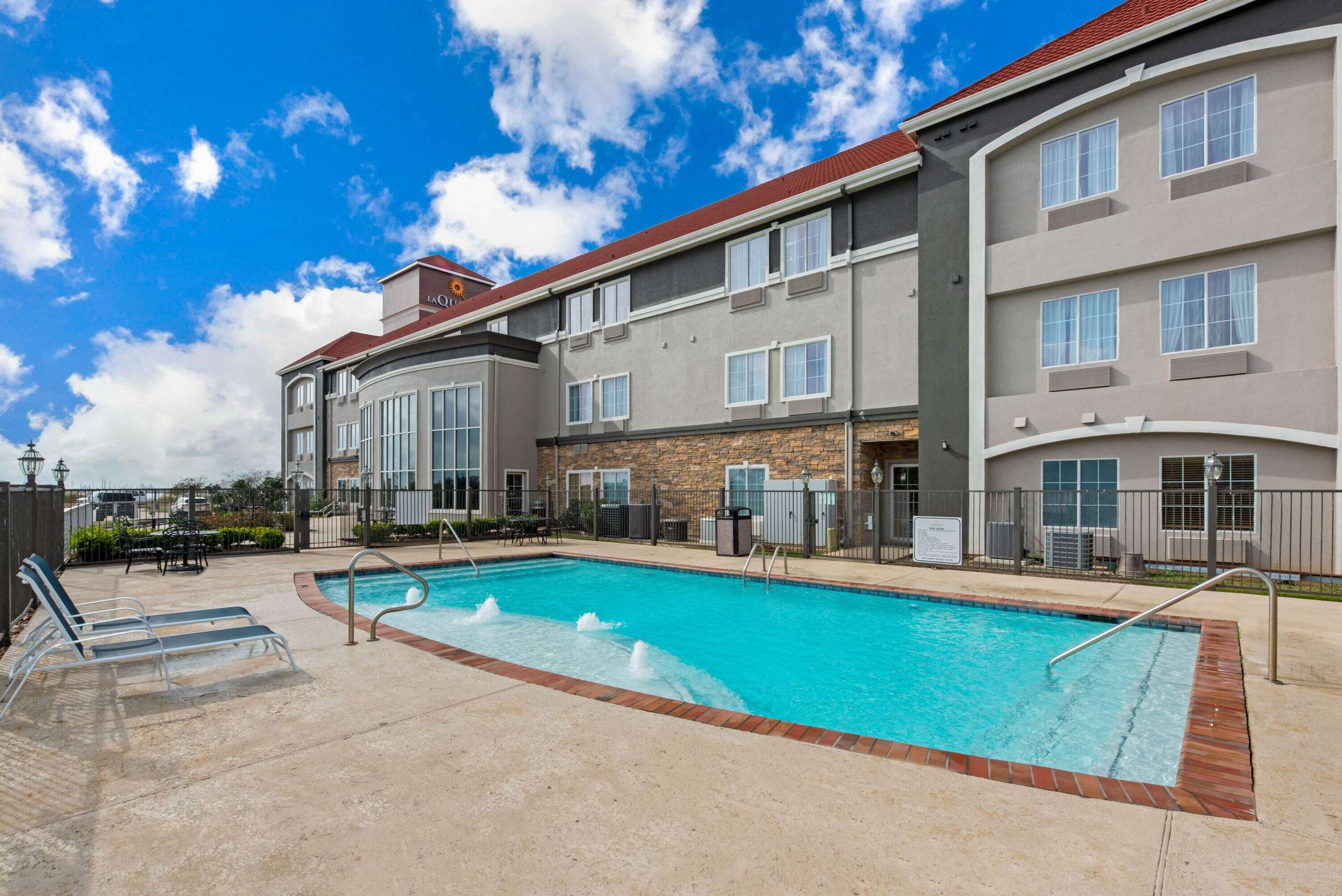 Pool | La Quinta Inn & Suites by Wyndham Bridge City