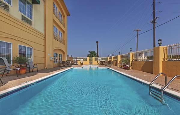 Pool - La Quinta Inn & Suites Livingston