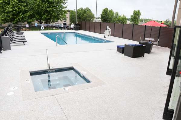 Pool - La Quinta Inn & Suites Joplin - I-44, Exit 8