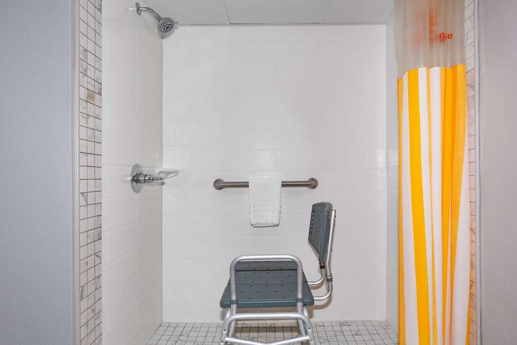 LA QUINTA INN STE JOPLIN-guestroom-Guest Room,Bathroom,Shower,Accessibility,On-Site.jpg