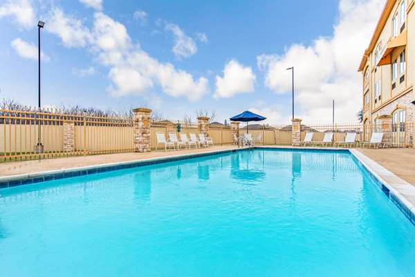 Pool - La Quinta Inn & Suites Ennis - I-45, Exit 251
