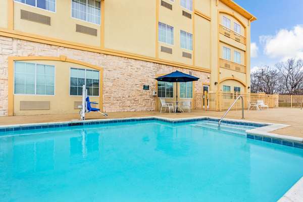Pool - La Quinta Inn & Suites Ennis - I-45, Exit 251
