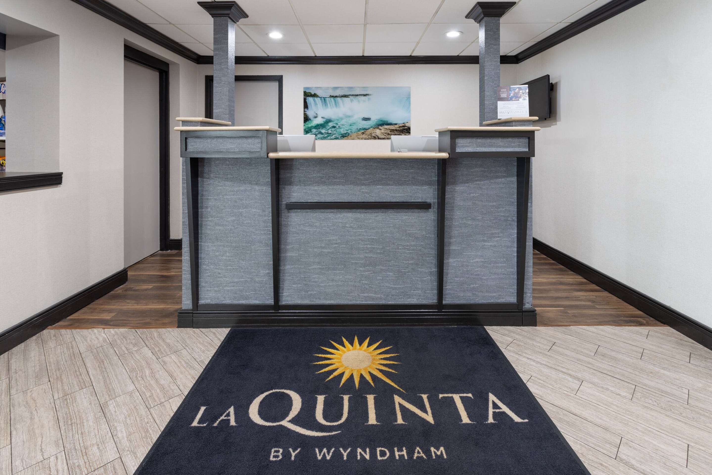Reception | La Quinta Inn by Wyndham Buffalo Airport
