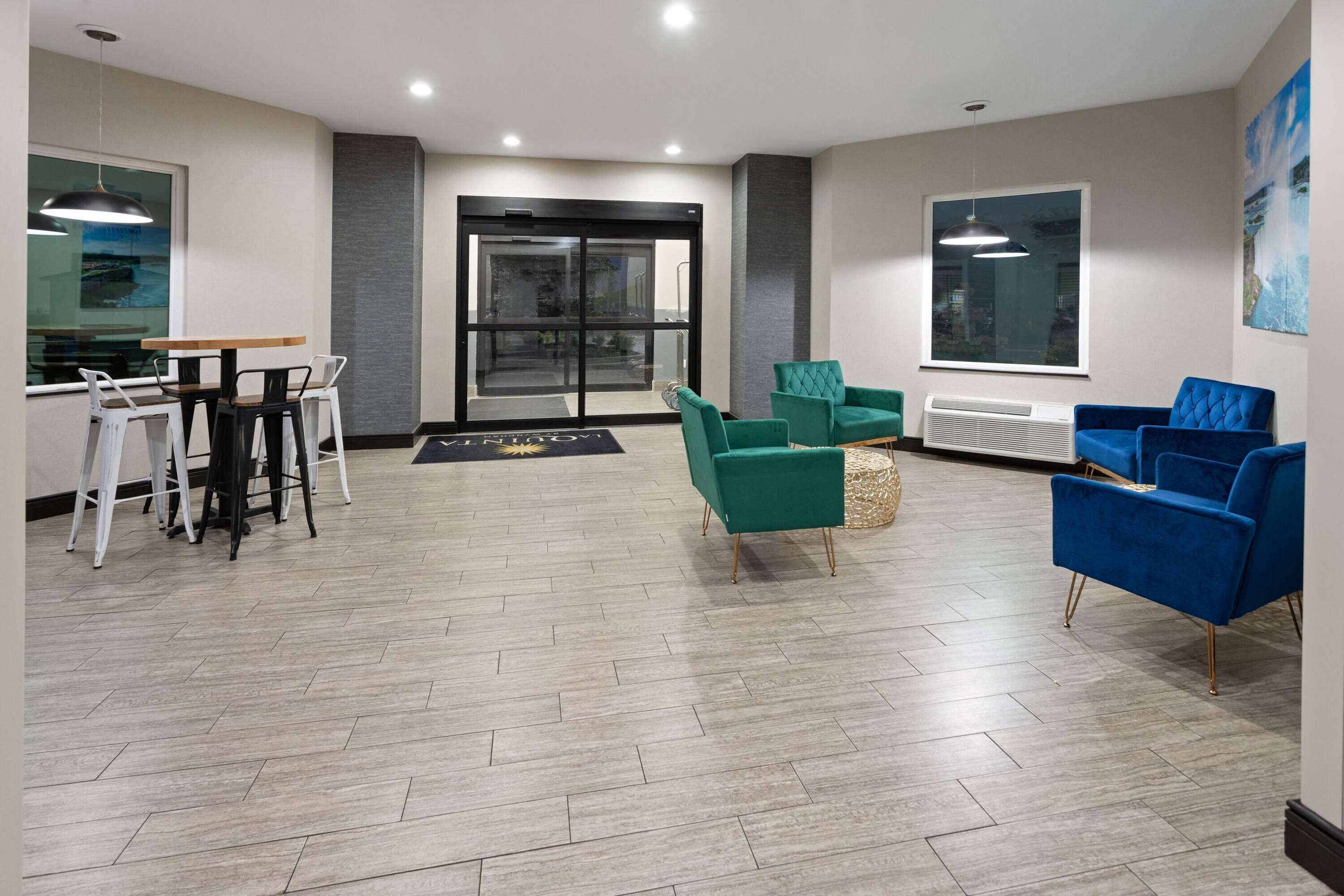 Lobby | La Quinta Inn by Wyndham Buffalo Airport