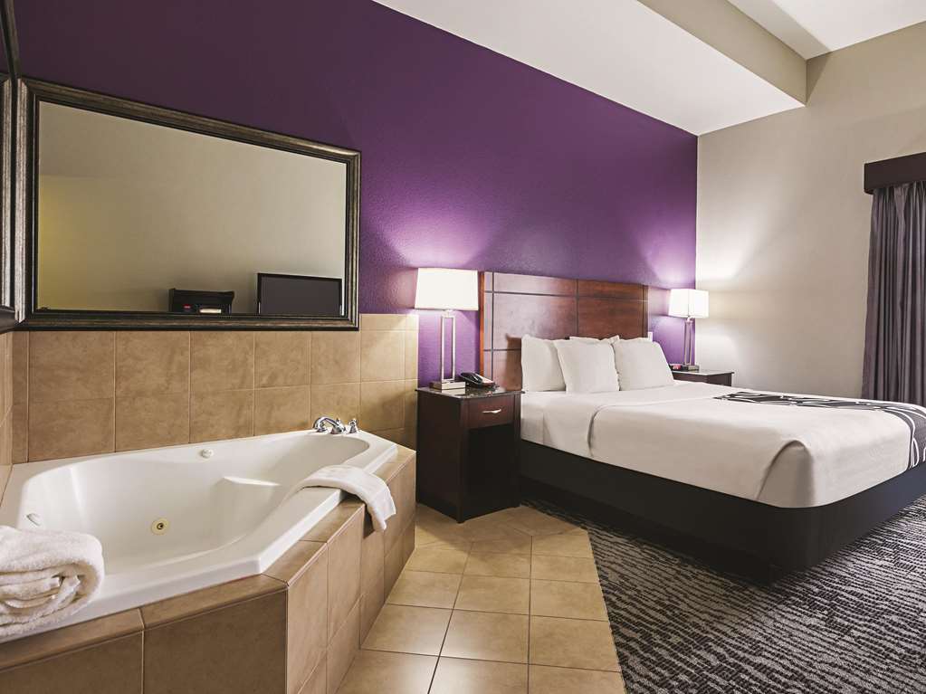 La Quinta Inn & Suites by Wyndham Fresno Northwest - Tap to explore photos
