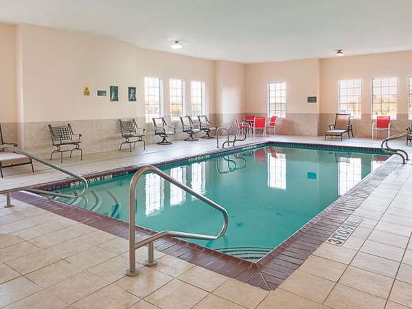 Pool - La Quinta Inn & Suites Glen Rose