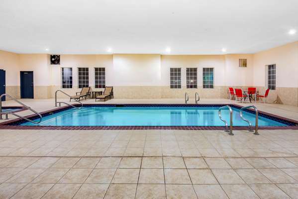 Pool - La Quinta Inn & Suites Glen Rose