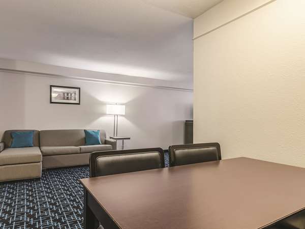Suite - La Quinta Inn & Suites Airport Kansas City - I-29, Exit 8