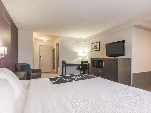 Suite - La Quinta Inn & Suites Airport Kansas City - I-29, Exit 8