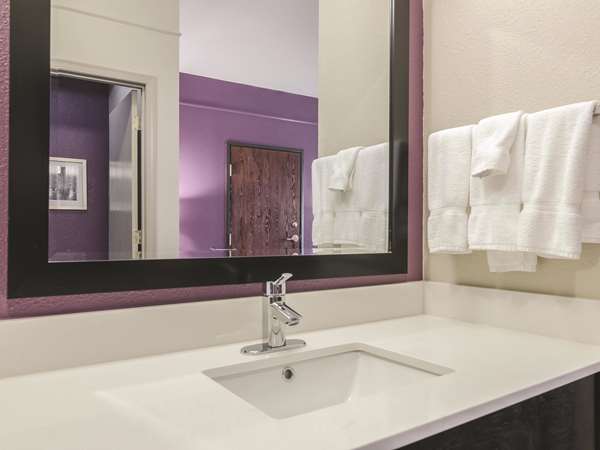  - La Quinta Inn & Suites Airport Kansas City - I-29, Exit 8