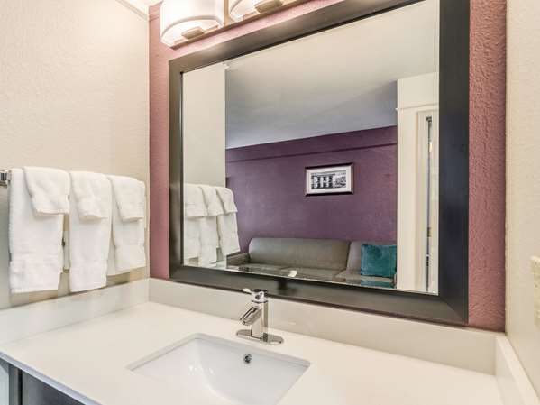 Suite - La Quinta Inn & Suites Airport Kansas City - I-29, Exit 8