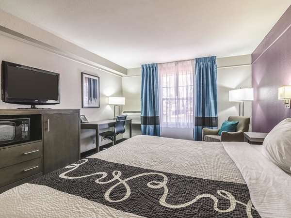 Suite - La Quinta Inn & Suites Airport Kansas City - I-29, Exit 8