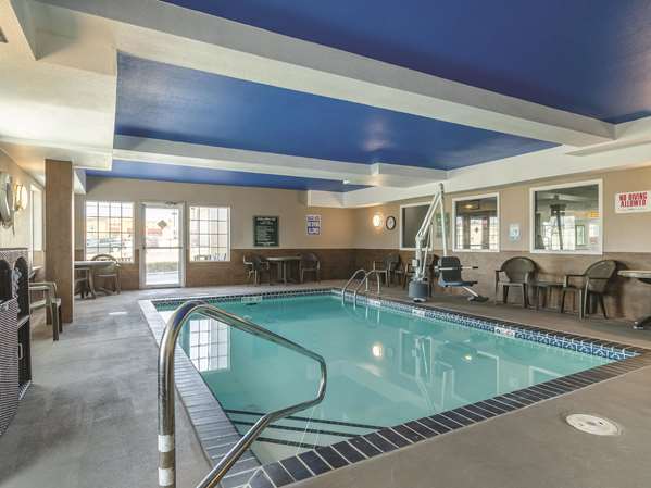 Pool - La Quinta Inn & Suites Airport Kansas City - I-29, Exit 8