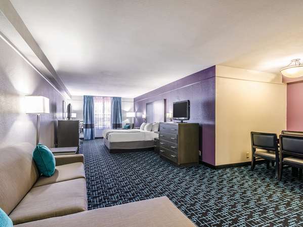 Suite - La Quinta Inn & Suites Airport Kansas City - I-29, Exit 8