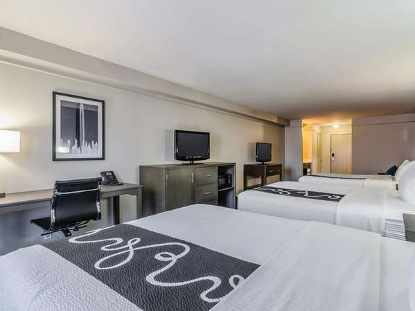 Suite - La Quinta Inn & Suites Airport Kansas City - I-29, Exit 8