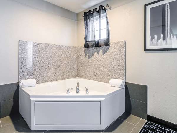 Suite - La Quinta Inn & Suites Airport Kansas City - I-29, Exit 8