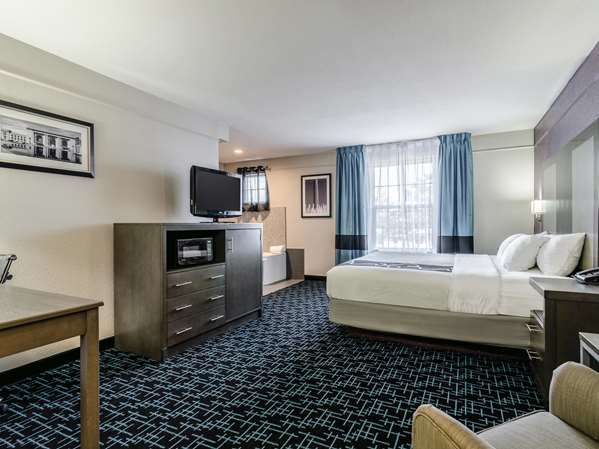 Suite - La Quinta Inn & Suites Airport Kansas City - I-29, Exit 8