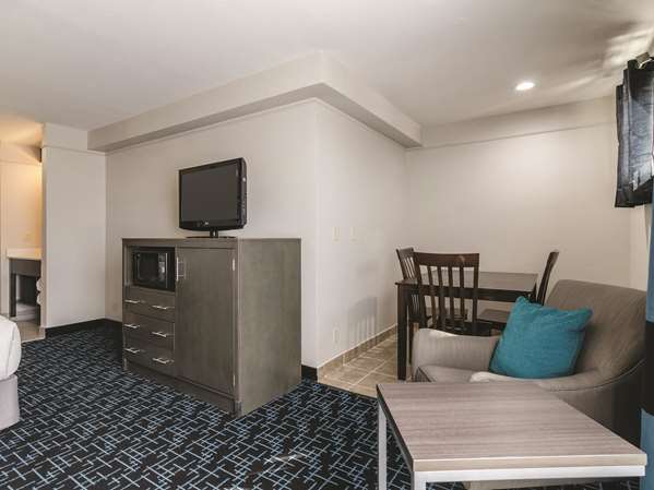  - La Quinta Inn & Suites Airport Kansas City - I-29, Exit 8