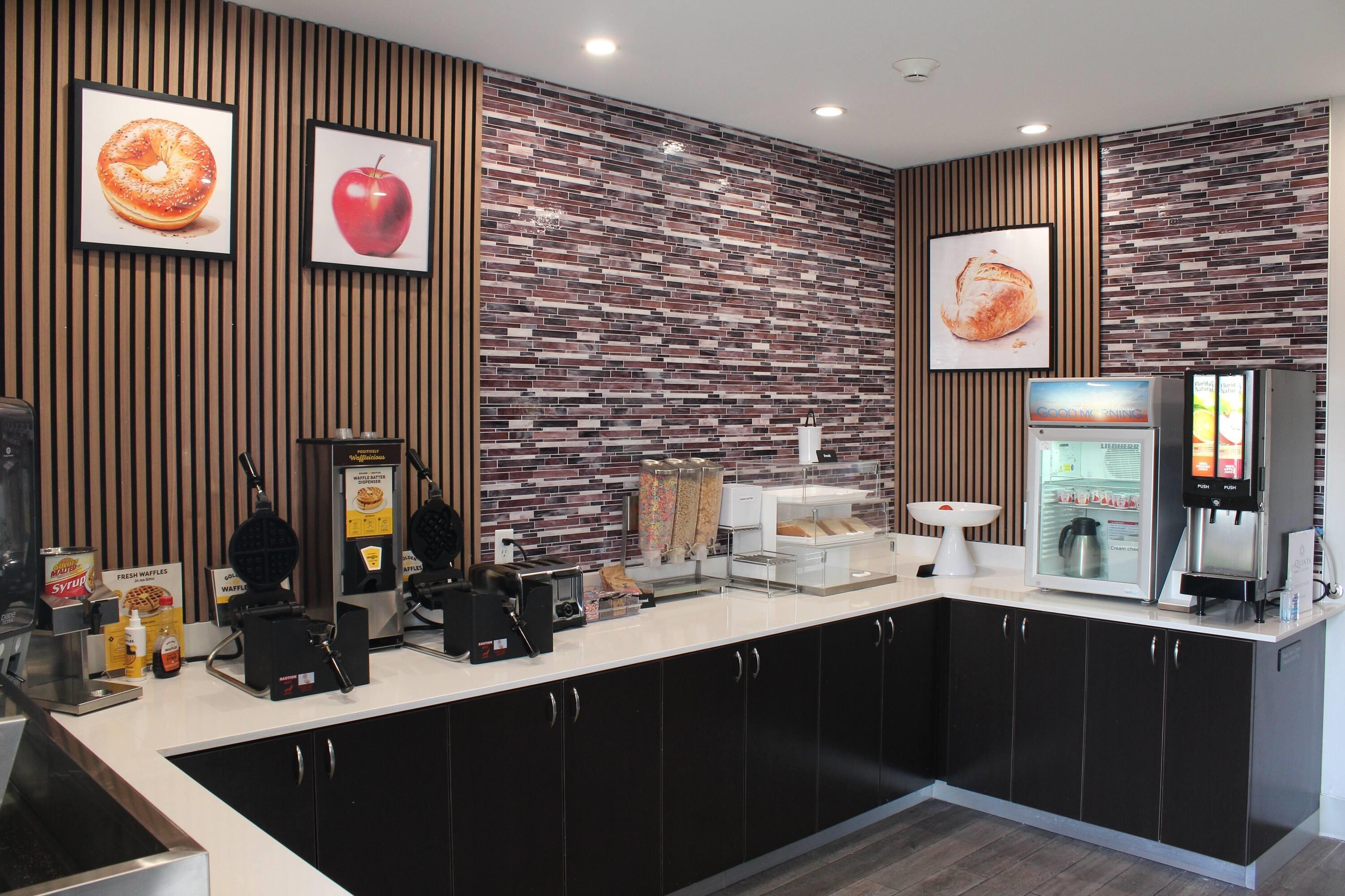 Undefined | La Quinta Inn and Suites by Wyndham Schertz-San Antonio-Selma