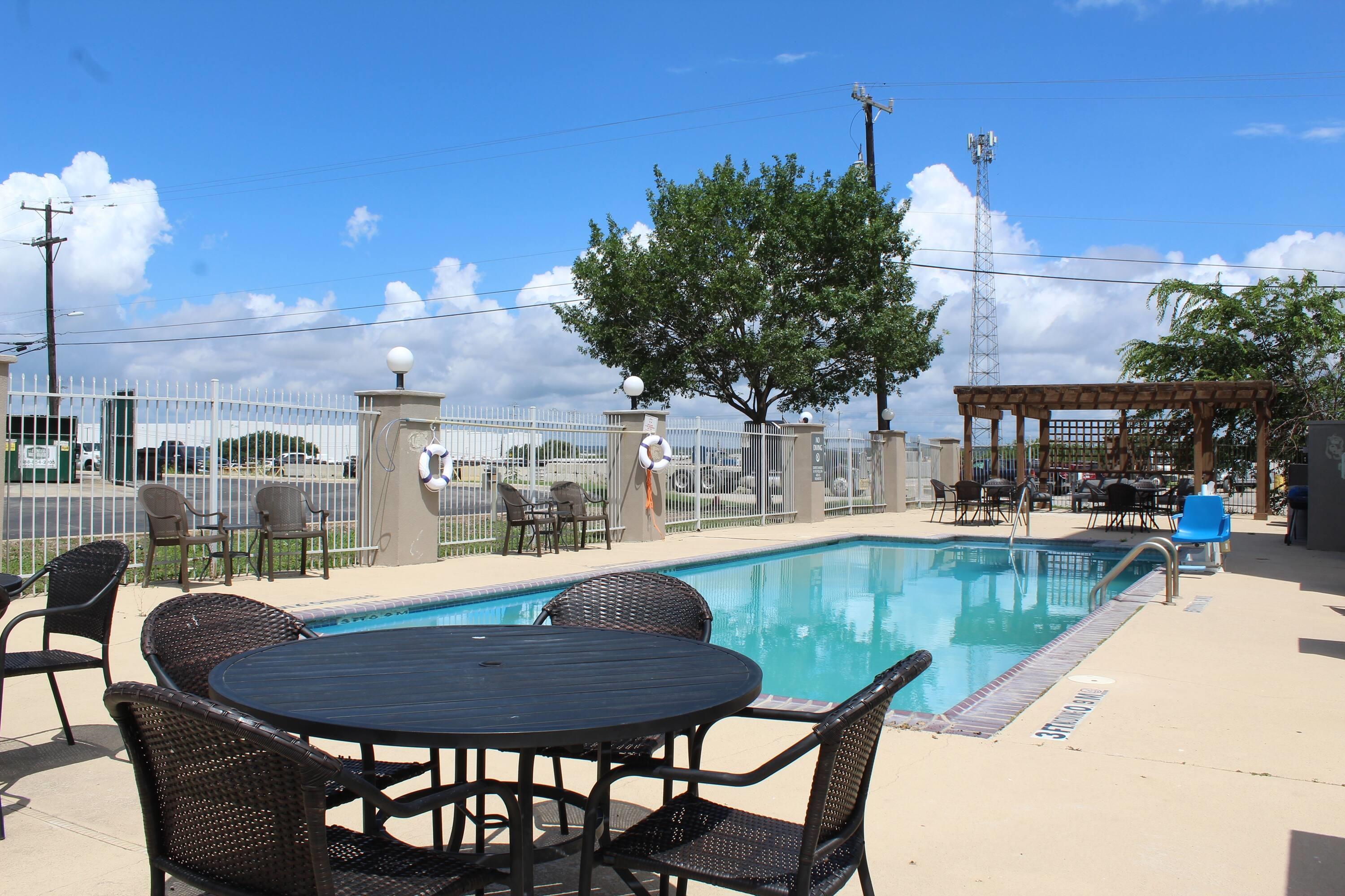 Pool | La Quinta Inn and Suites by Wyndham Schertz-San Antonio-Selma