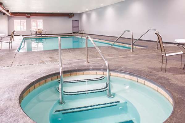 Pool - La Quinta Inn & Suites Airport Tulsa - I-244, Exit 11