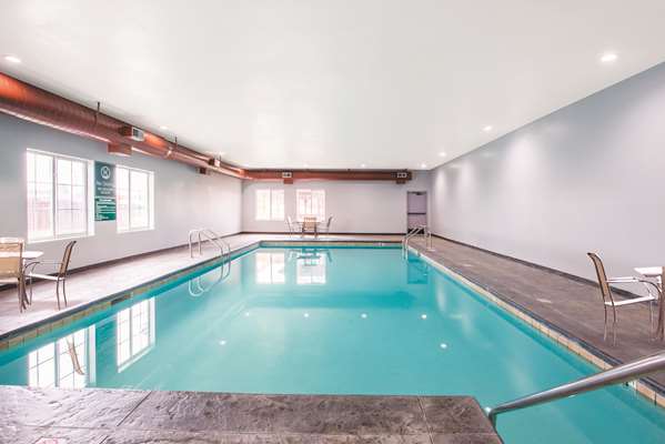 Pool - La Quinta Inn & Suites Airport Tulsa - I-244, Exit 11