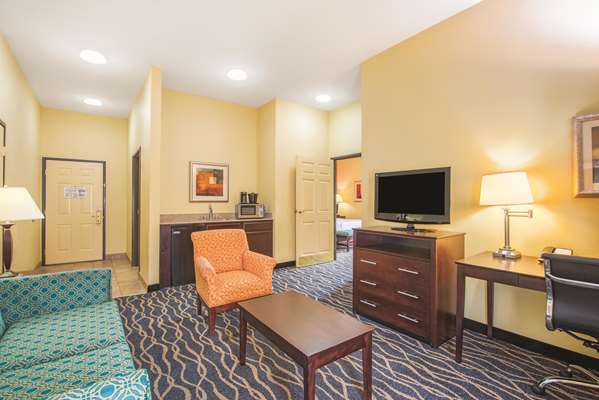 Suite - La Quinta Inn & Suites Airport Tulsa - I-244, Exit 11