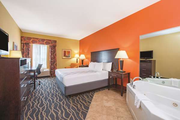Suite - La Quinta Inn & Suites Airport Tulsa - I-244, Exit 11