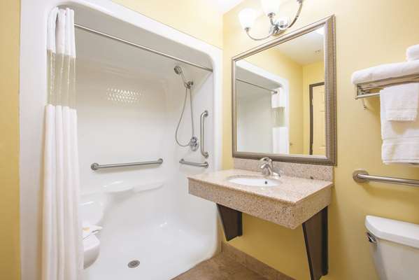  - La Quinta Inn & Suites Airport Tulsa - I-244, Exit 11
