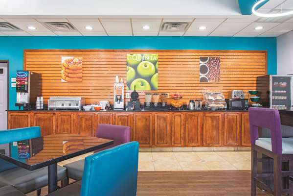  - La Quinta Inn & Suites Airport Tulsa - I-244, Exit 11