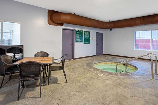 Pool - La Quinta Inn & Suites Airport Tulsa - I-244, Exit 11