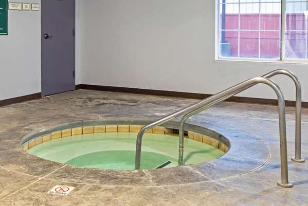 Pool - La Quinta Inn & Suites Airport Tulsa - I-244, Exit 11